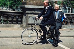 Walikota Schelto Patijn membotjèng Hans van den Broek, komisaris luar negeri Uni Eropa