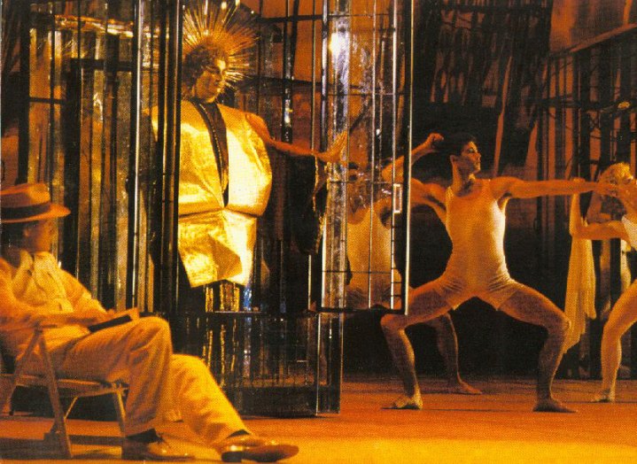 Steve Rikards (countertenor tengah) dalam peran Apollo