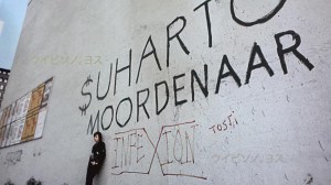Grafiti Soeharto Moordenaar di salah satu komplex Universiteit van Amsterdam