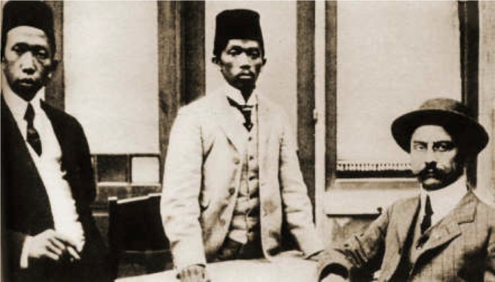 Soewardi Suryaningrat, Tjipto Mangoenkoesoemo dan Ernest Douwes Dekker, setiba di Belanda, Oktober 1913