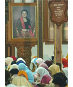 Mendoakan Tien Soeharto Mendoakan Tien Soeharto