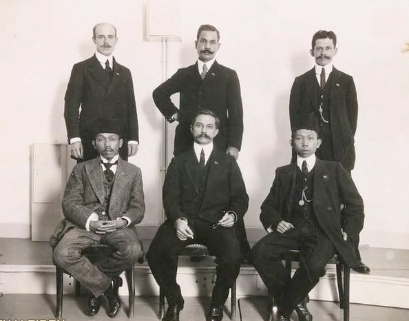 Pengurus Indische Partij: baris depan Tjipto Mangoenkoesoemo, Ernest Douwes Dekker dan Soewardi Suryaningrat