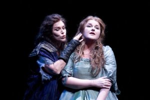 Elektra (kiri) sama Chrysothemis. Janice Baird peranin Elektra en Irmgard Vilsmaier Chrysothemis, pentas di Seattle Opera