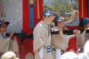 Bule ikut menggeret Yamaboko