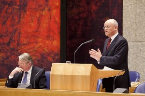 Menlu Uri Rosenthal di Depan Parlemen Belanda, jang duduk itu Menhan Hans Hillen