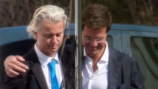 Perdana Menteri Mark Rutte merangkul Geert Wilders (rangkul2an wektu misih rukun)