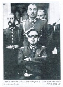 Laksana gangster: Pinochet dikelilingi pasukannja