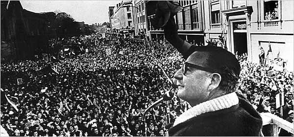 Salvador Allende di hadapan massa pendukung
