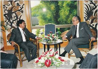 Ali Alatas bertjengkerama dengen Abilio Araujo