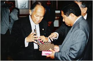 Habibie bertukar tjindera mata dengan Abilio Araujo (foto2 diambil dari situs web Abilio Araujo: http://www.abilioaraujoapr.com/p/arquivo-fotografico_07.html
