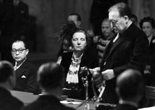 Ratu Juliana di antara Wakil Presiden Mohamad Hatta dan Perdana Menteri Willem Drees