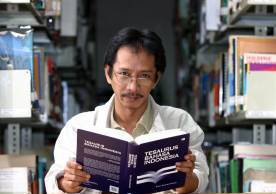 eko-endarmoko-pengarang-tesaurus-bahasa-indonesia