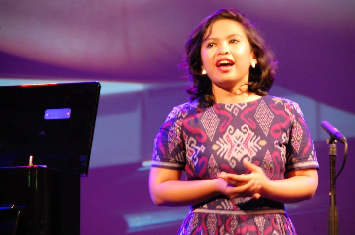 Bernadeta Astari di pentas TongTong Theater