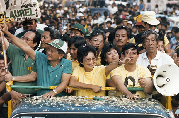 Cory Aquino dengan L artinja Laban