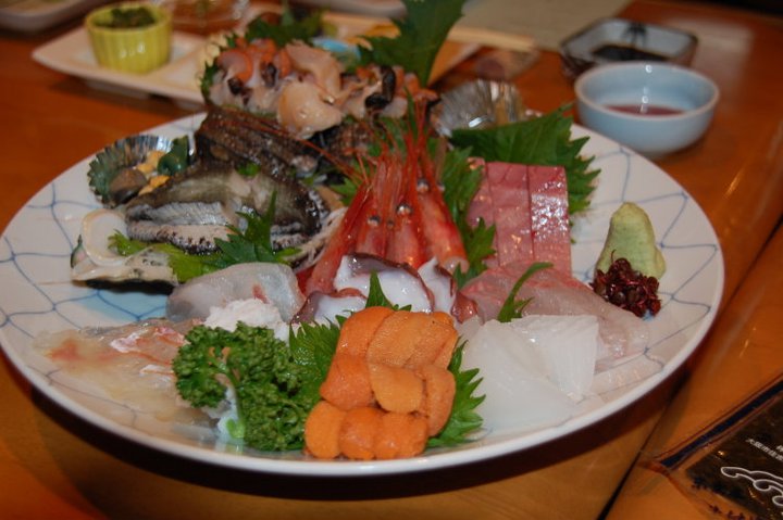 Ini puntjaknja, sashimi laut. Jang paling enak jang kuning2 itu, namanja bulu babi. Terus tongkolnja luar biasa, serasa leleh di lidah.