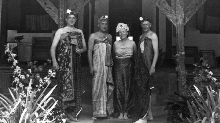 Benjami Britten (kanan) dan Peter Pears (kiri) di Bali Djanuari 1956