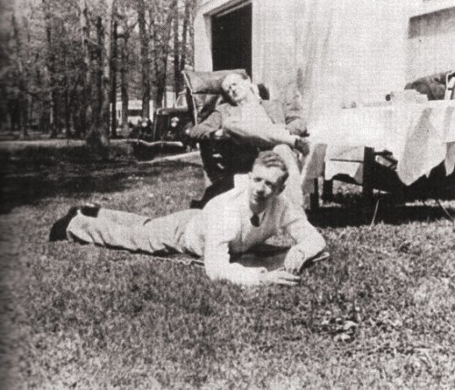 Britten (di atas rumput) dan McPhee di Amerika
