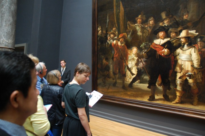 Iksaka Banu di depan De nachtwacht