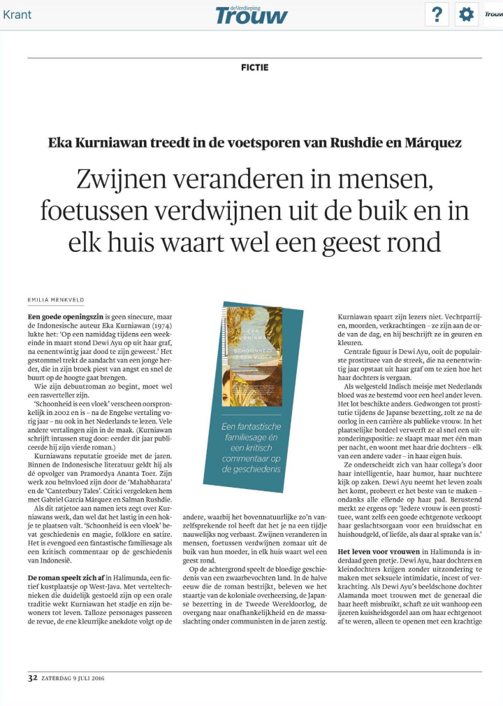 Halaman pertama resensi novel Eka jang terbit di Trouw edisi 9 djuli 2016