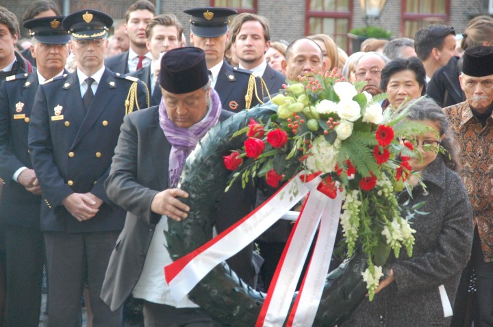 Iwan Faiman dan Wati Soenito membawa karang bunga merah putih