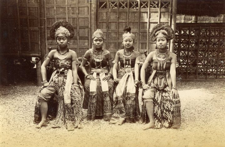 Para penari Mangkoenegaran