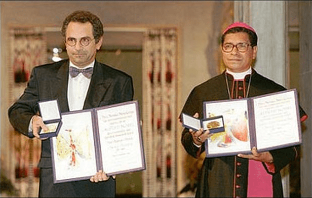 José Ramos-Horta dan Monseigneur Carlos Felipe Ximenes Belo tatkala menerima anugerah Nobel Perdamaian, Oslo 10 desember 1996José Ramos-Horta dan Monseigneur Carlos Felipe Ximenes Belo tatkala menerima anugerah Nobel Perdamaian, Oslo 10 desember 1996