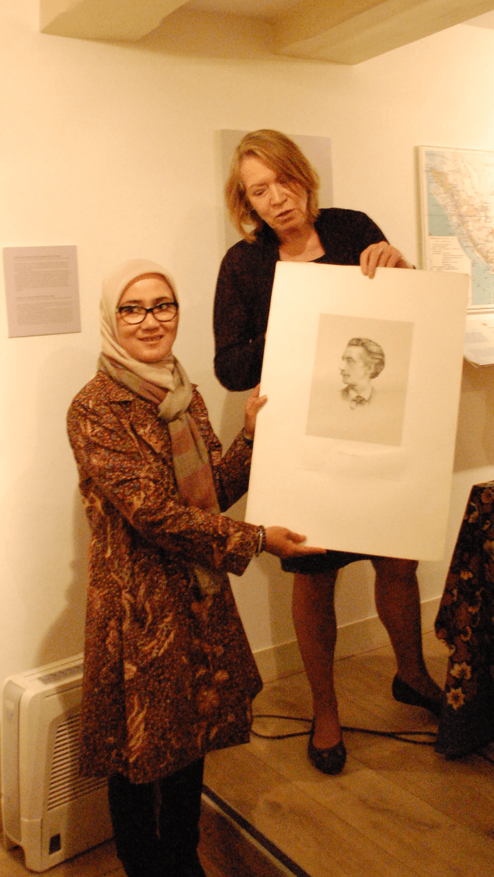 Bupati Iti Jayabaya menerima foto Eduard Douwes Dekker dari Winnie Sorgdrager