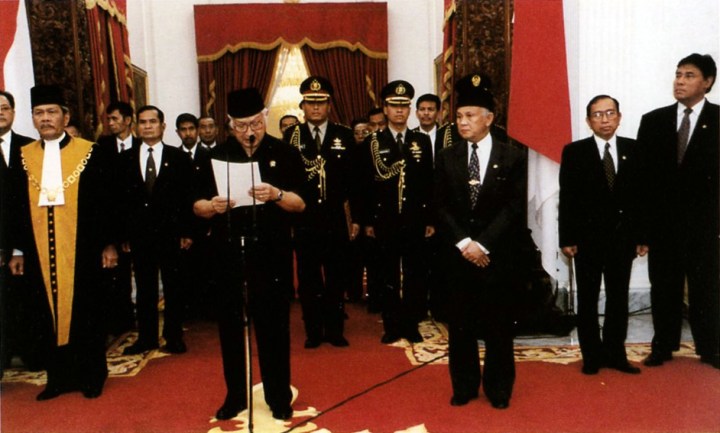 Soeharto kondigt zijn vertrek aan