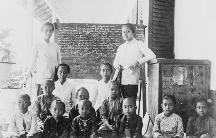 Di papan tulis tertera "Le petit chaperon rouge"