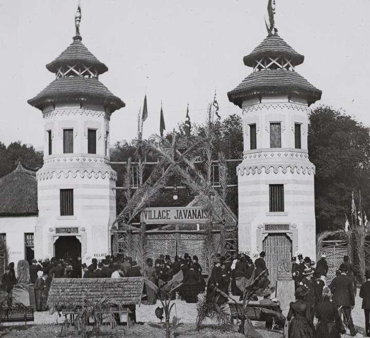 Pintu gerbang masuk »Le village javanais«