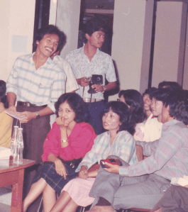 Pegang kamera wektu mingsih mahasiswa