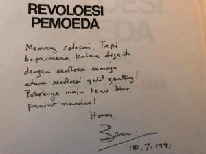 Tandatangan pada buku "Revoloesi pemoeda"
