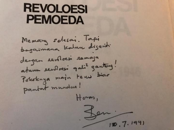 Tandatangan pada buku "Revoloesi pemoeda"