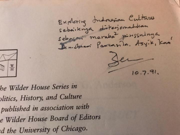 Tandatangan pada buku "Language and power"