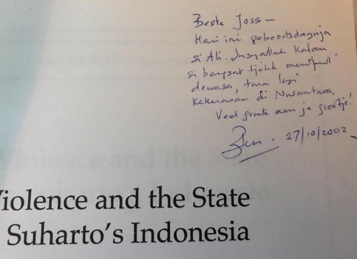 Tandatangan pada buku »Violence and the state«