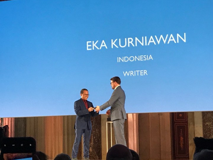 Eka Kurniawan menerima hadiah dari pangeran Constantijn (adik radja Belanda)