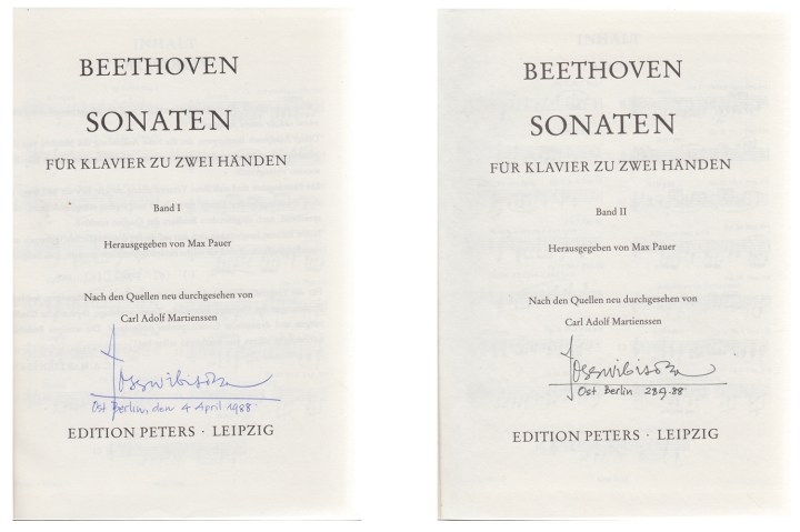 Buku sonata piano Beethoven, djilid satu dibeli pada april 1988, djilid dua september 1988