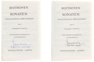 Buku sonata piano Beethoven, djilid satu dibeli pada april 1988, djilid dua september 1988