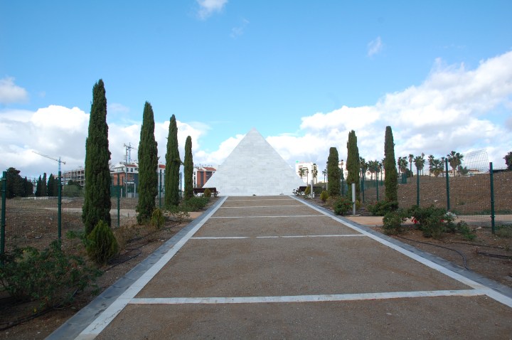 Piramida kuburan massal San Rafael